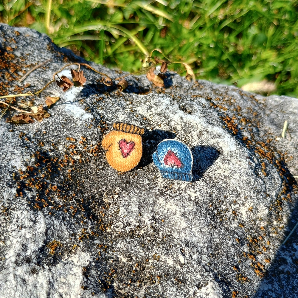 Vintage handmade little country mitten stud earrings, cute core, country core
